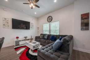 Modern Cottage, mins to NRG, Med Ctr, DownTown, Gated Community with High-Speed Wi-Fi